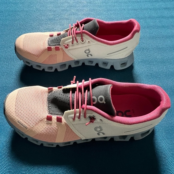 On Running Shoes - Women’s On Cloud 5 Sneakers Ice/Prairie Size 7